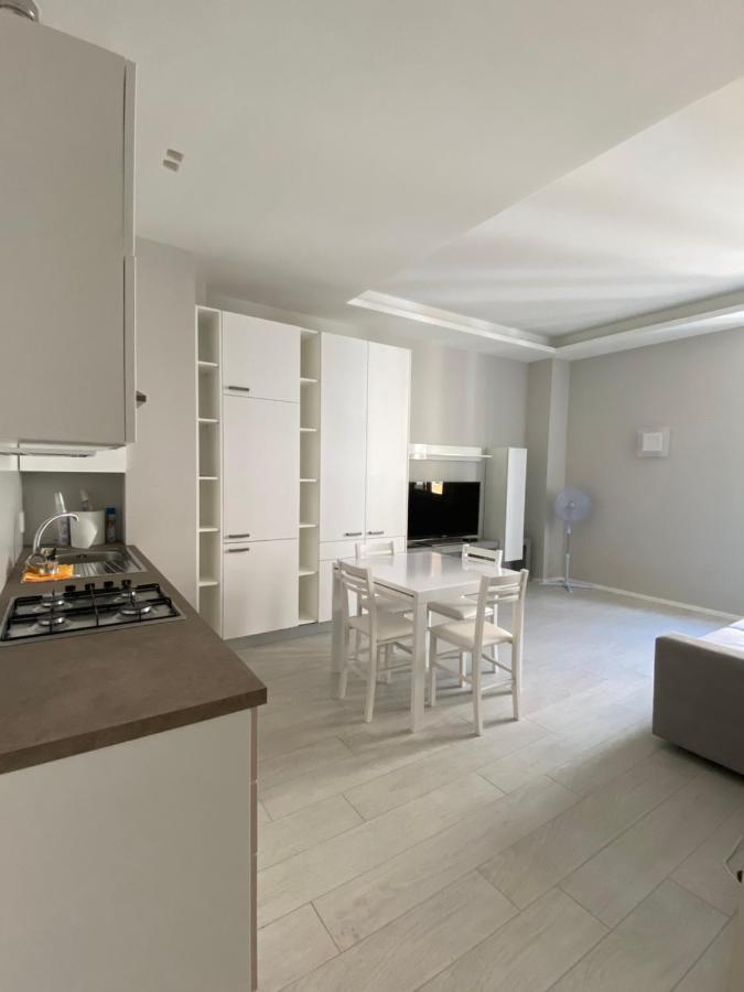 Casa Dante: Oneglia Centro-Marina-Spiagge Apartment Imperia Bagian luar foto