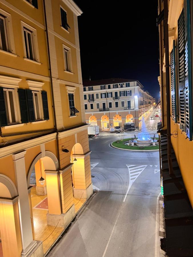 Casa Dante: Oneglia Centro-Marina-Spiagge Apartment Imperia Bagian luar foto